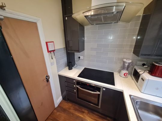 2 Bed Flat, Hatherley Gardens, E6 - Photo 1