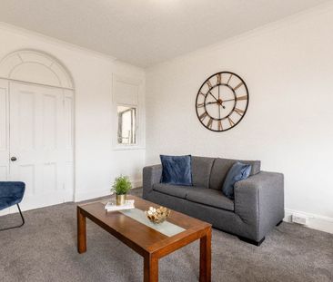 4 Bed Flat, Hardwicke Road, W4 - Photo 1