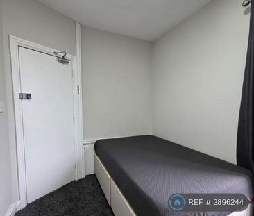 1 bedroom in a flat share to rent - Photo 4