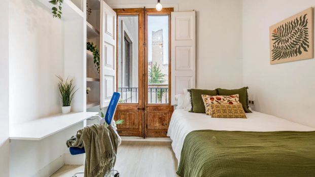 Room in a shared 5-bedroom apartment for rent in El Gòtic, no domiciliation allowed. - Photo 1