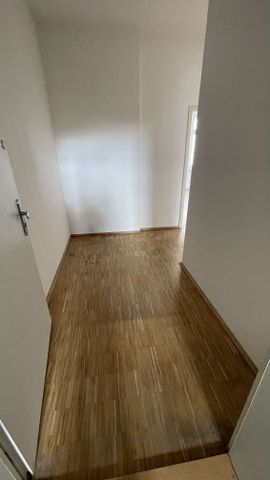 3.OG / großes Wohnzimmer + Balkon / Stellplatz mögl. ! - Photo 4