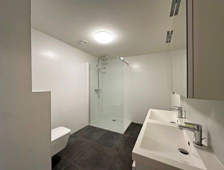 Ruim, gelijkvloers appartement met 2 slaapkamers, terras en een autostaanplaats! - Photo 2