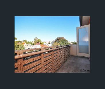 Recently refurbished 1 Bedroom Unit with Garage - Photo 3