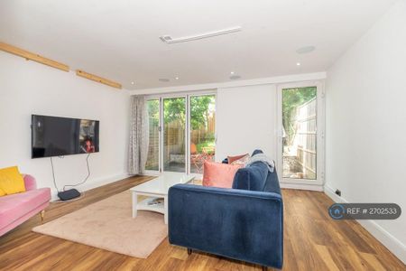 4 bedroom semi-detached house to rent - Photo 4