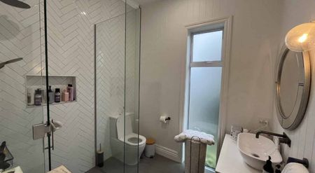 Luxurious 4 bedroom fully furnished home in Strandon - Photo 5