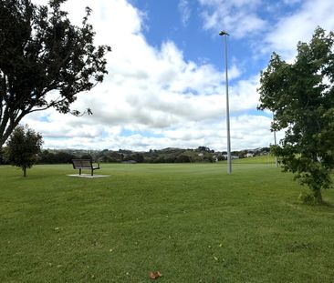 Spacious 3 Bedroom Family Home with Elevated Views Over Waipuna Park - Photo 5