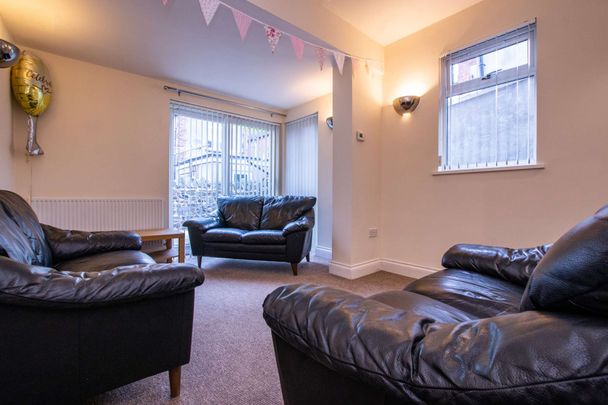 Wonderful six bedroom house with original features and modern updates - Photo 1