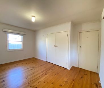 Stunning 4 Bedroom Family Home in the centre of Ringwood - Photo 2