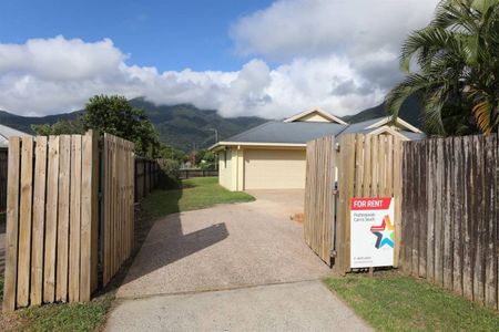 Family Friendly Air conditioned Home - Fenced Yard with double gate access - Photo 4