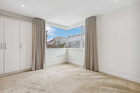 Fabulous newly refurbished two bedroom penthouse overlooking the river Thames with allocated parking - Photo 3