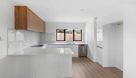 Modern corner townhouse - light filled & stylish living in Mangere East! - Photo 5