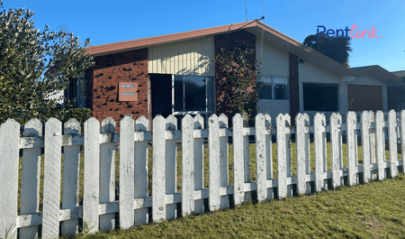 Sunny Mount Maunganui Living with a Charming White Picket Fence - Photo 4