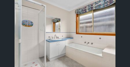 Spacious Family Home Opposite Altona Meadows Reserve - Photo 4