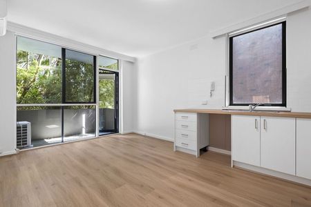 Inviting 2-Bedroom Apartment in Desirable St Kilda East Location - A Must-See! - Photo 3