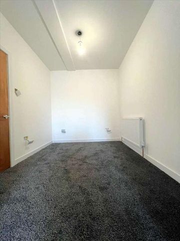 Queen Street, Gravesend, DA12 - Photo 3