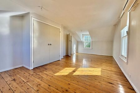 Magnificent 2 story, 4 bedroom home close to the CBD - Photo 3