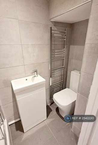 1 bedroom in a house share to rent - Photo 4