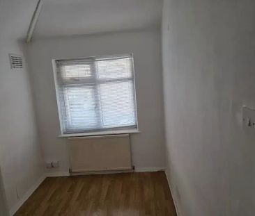 4 bedroom semi-detached house to rent - Photo 5