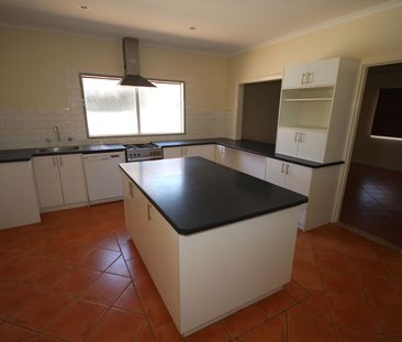 Three Bedroom Family Home - Photo 6