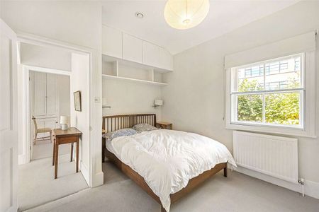 A Grade II Listed three bedroom terraced house with off street parking and set behind gates. - Photo 5