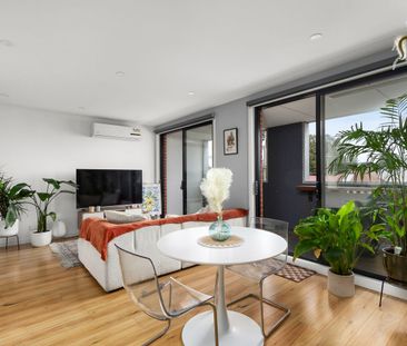 Where Style Meets Urban Buzz - Photo 3