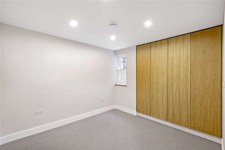 A lovely two bedroom ground floor flat forming part of a converted pub in Little Chelsea - Photo 4