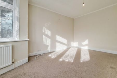 Vaughan Gardens, Ilford, IG1 - Photo 3