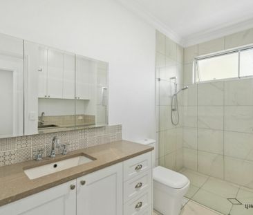 Stylish 2 Bed Cottage in Prime Location - Photo 4