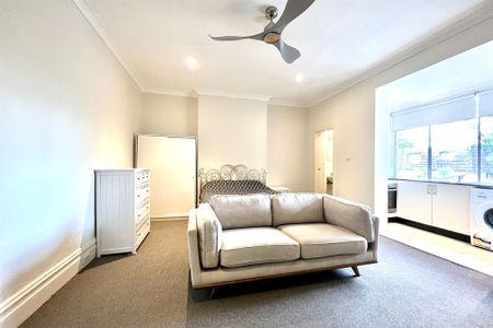 Furnished modern studio with own kitchen and bathroom minutes from beach short or long lease available. - Photo 2