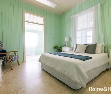 Spacious & Charming 4-Bedroom Home in Convenient Auchenflower! - Photo 5