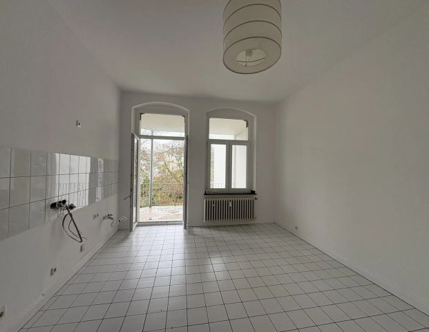 2-Zimmer Altbau mit Balkon zum Verlieben: Renoviert in Pempelfort! - Photo 1