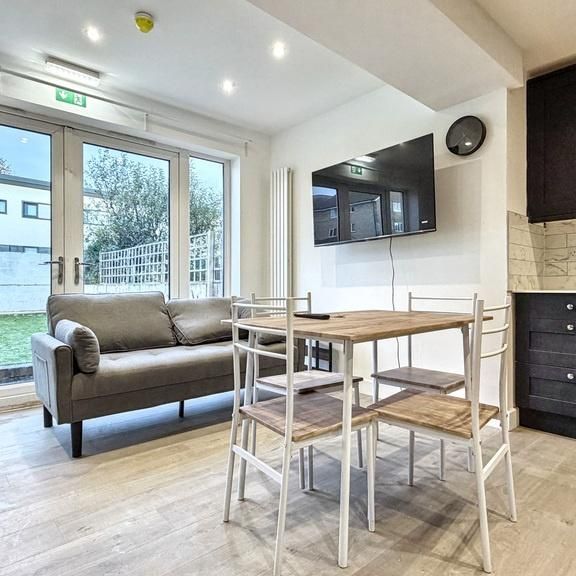 6 bedroom house to rent - Photo 1