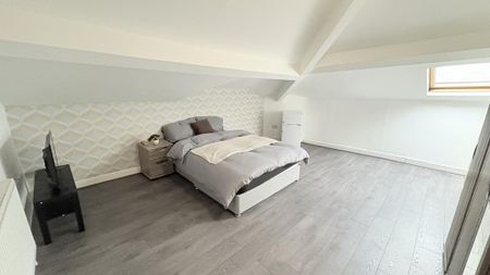 1 bedroom in a house share to rent - Photo 2