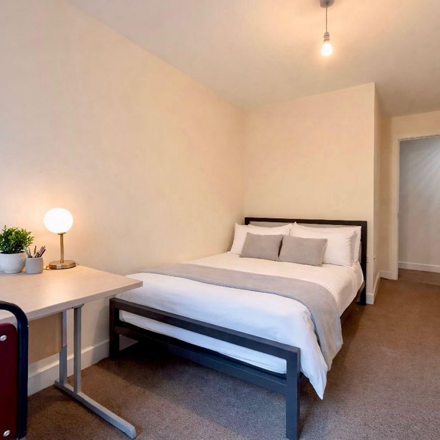4 bed Apartment Devonshire Point - Photo 1