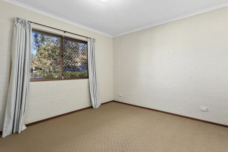 Bright & Private Ground Floor 2-Bedroom Apartment - Photo 4