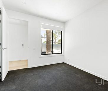 Clean, Convenient Townhouse! - Photo 2