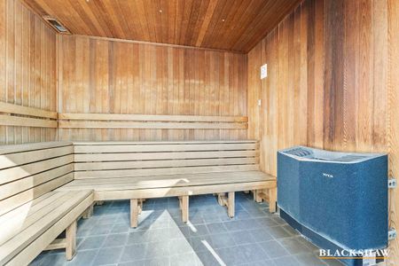 "HIGH SOCIETY" - Photo 4