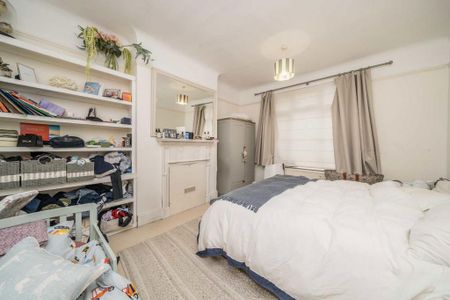 4 bedroom semi-detached house to rent - Photo 4