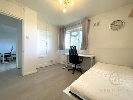 4 bedroom apartment to rent - Photo 4