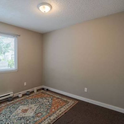 3 Beds 1 Bath Townhouse - Photo 1