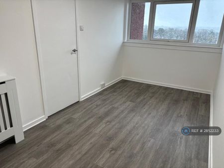 3 bedroom flat to rent - Photo 2