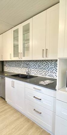 PET Friendly 3 Bedroom House with a beautiful open deck! - Photo 1