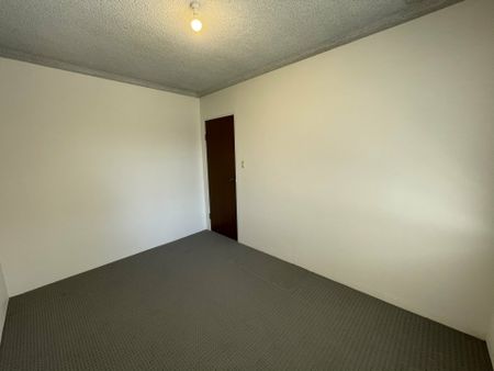 Charming 2-bedroom Unit - Photo 3