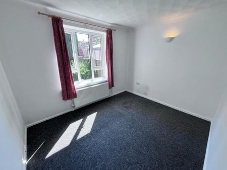 4 bedroom semi-detached house to rent - Photo 3