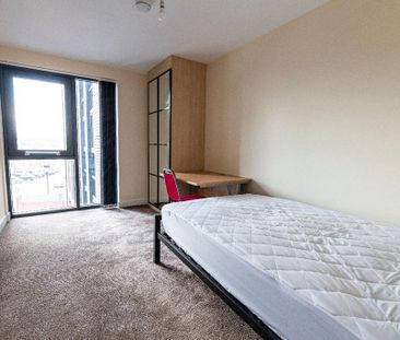 3 bedroom flat to rent - Photo 4