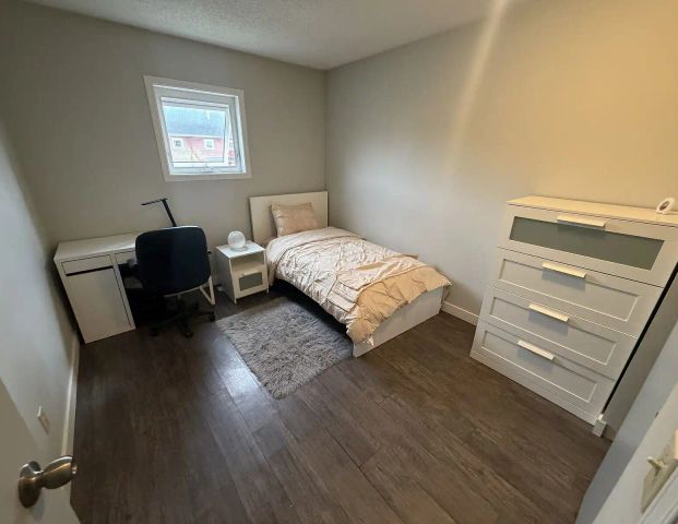 Room for Rent Near Mount Royal University — 1 Bedroom Room For Rent - Photo 1