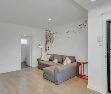 FURNISHED APARTMENT , SENSATIONAL LIVING IN ENVIABLE LOCATION! - Photo 5