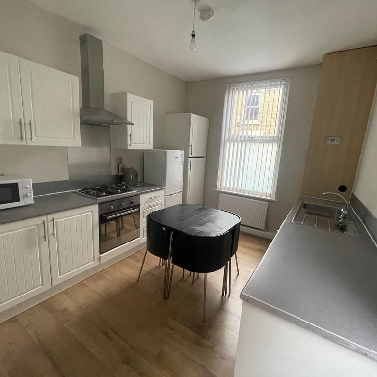 4 bedroom end of terrace house to rent - Photo 1