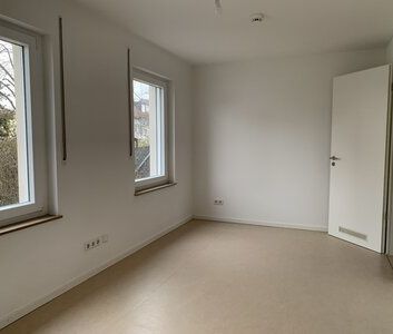 Mit eignem Garten, großem Tageslichtbad mit Dusche sowie Badewanne ... - Photo 2