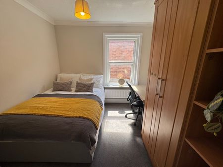 4 bedroom semi-detached house to rent - Photo 4